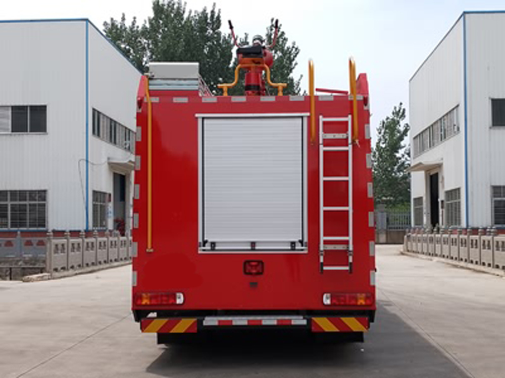 重汽6噸四驅消防車