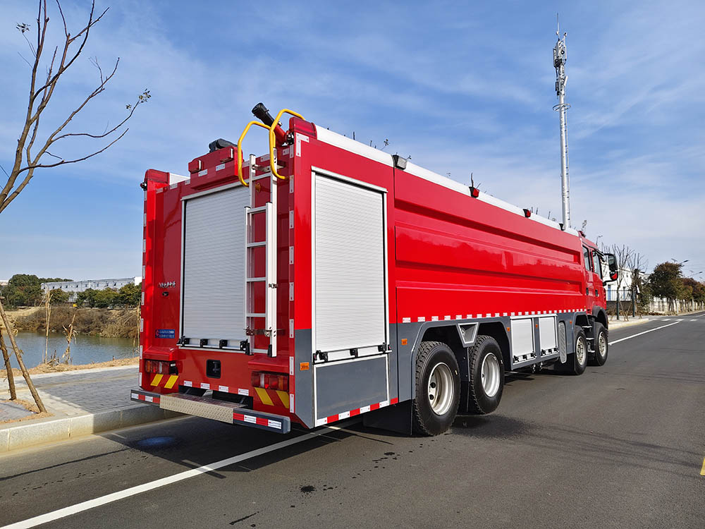 重汽豪沃25噸水罐消防車