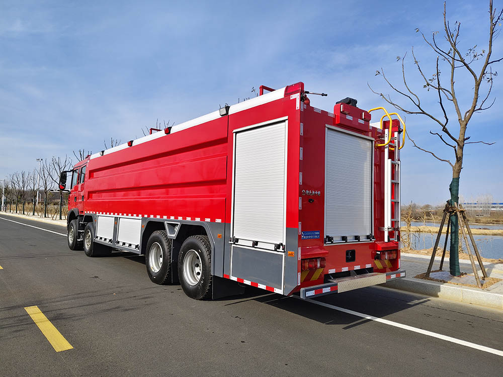 重汽豪沃25噸水罐消防車