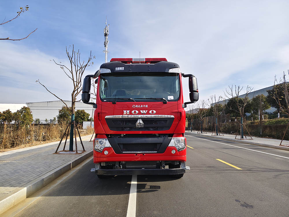 重汽豪沃25m3泡沫消防車