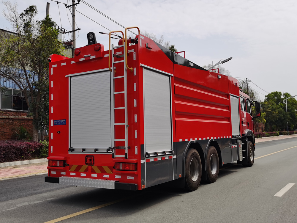 重汽汕德卡17m3泡沫消防車